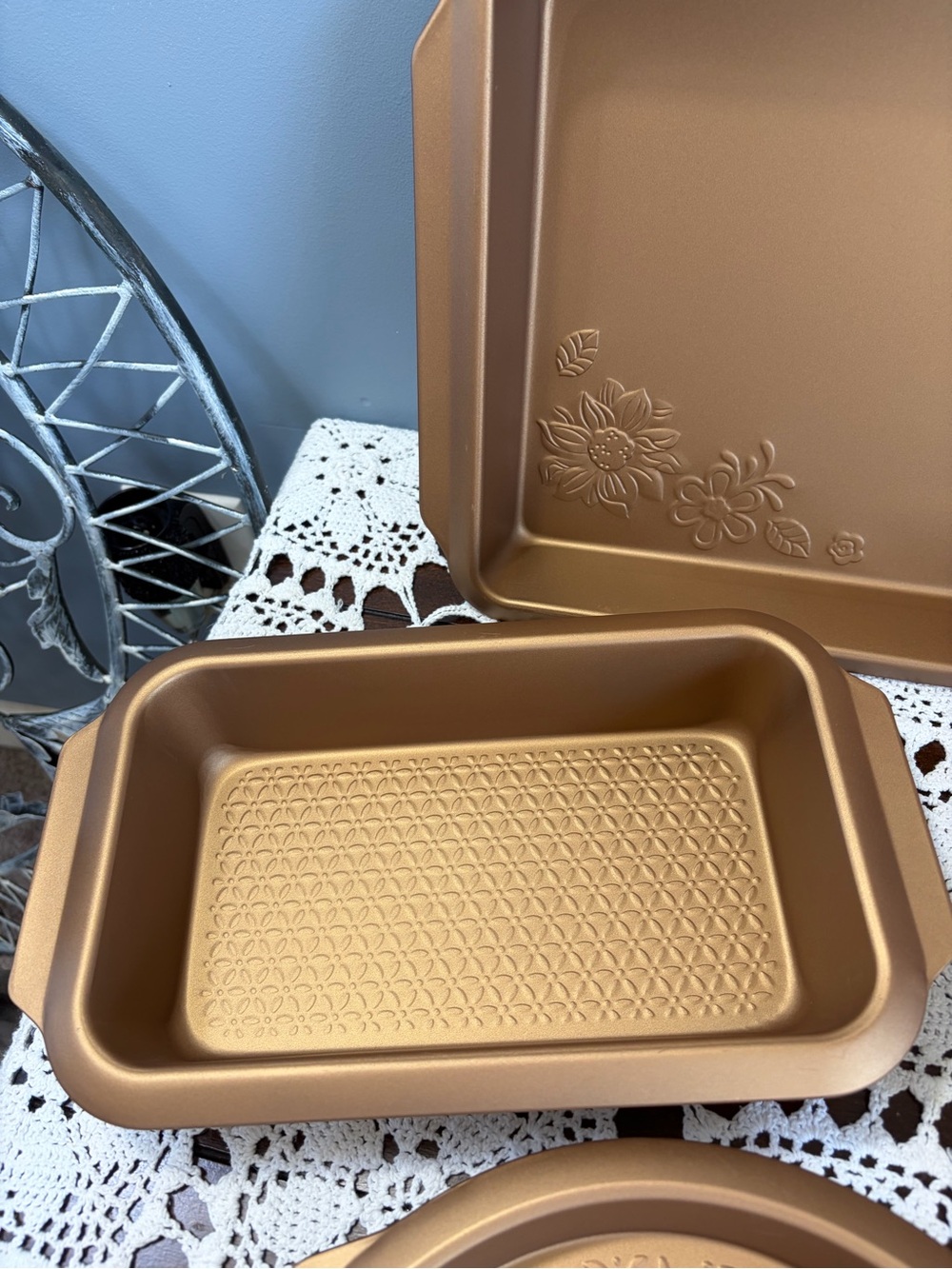 Gibson Country Kitchen Non-Stick Steel Floral Embossed 4-Piece Bakeware Set New - Picture 4 of 16